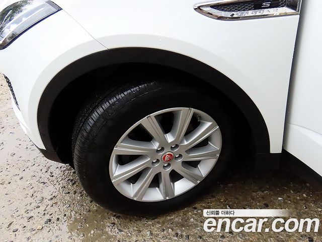 Jaguar E-PACE 2019 — photo 20