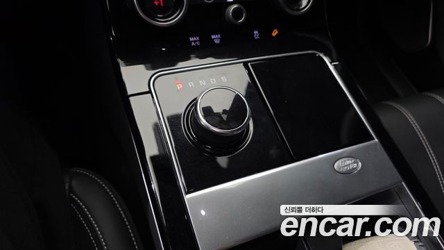 Land Rover Range Rover Velar 2019 — photo 12