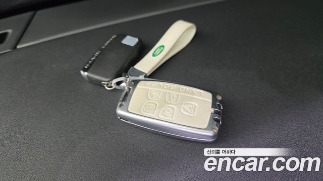 Land Rover Range Rover Velar 2019 — photo 32