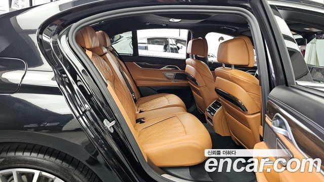 BMW 7-Series 2021 — photo 18