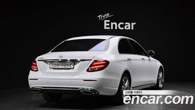 Mercedes-Benz E-Class 2017 — photo 2