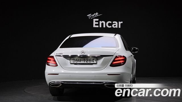 Mercedes-Benz E-Class 2017 — photo 4