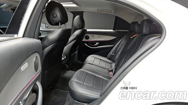 Mercedes-Benz E-Class 2017 — photo 11