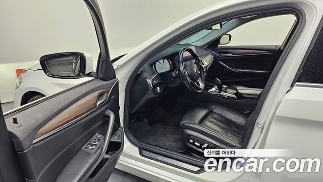 BMW 5-Series 2018 — photo 10