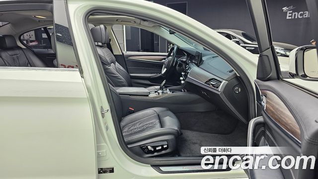 BMW 5-Series 2018 — photo 12