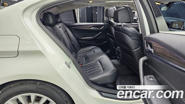 BMW 5-Series 2018 — photo 13