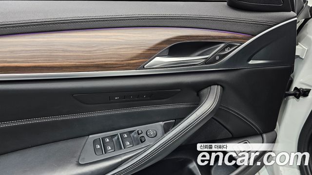 BMW 5-Series 2018 — photo 22