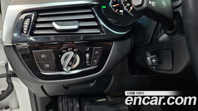 BMW 5-Series 2018 — photo 23