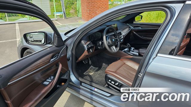 BMW 5-Series 2019 — photo 10