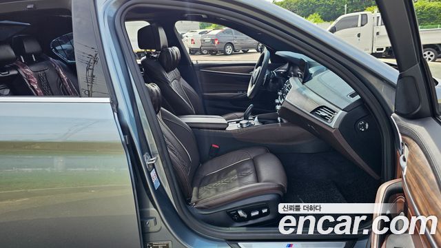 BMW 5-Series 2019 — photo 11