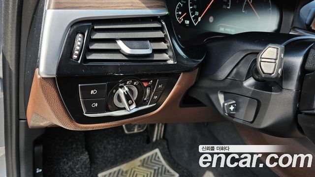 BMW 5-Series 2019 — photo 16