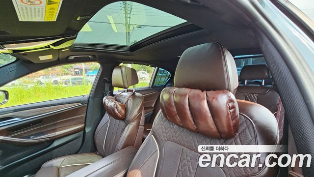 BMW 5-Series 2019 — photo 18