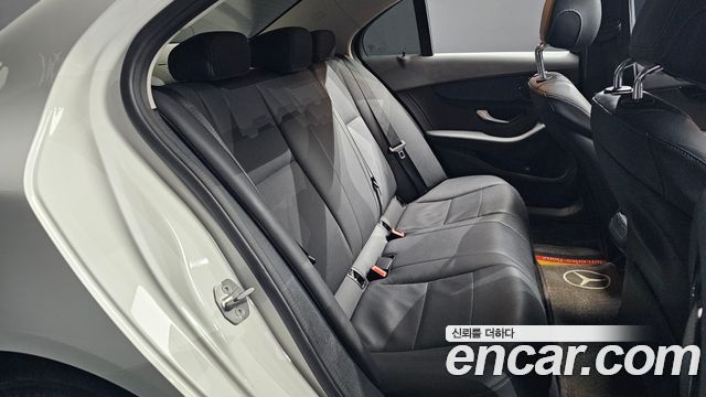 Mercedes-Benz C-Class 2018 — photo 18