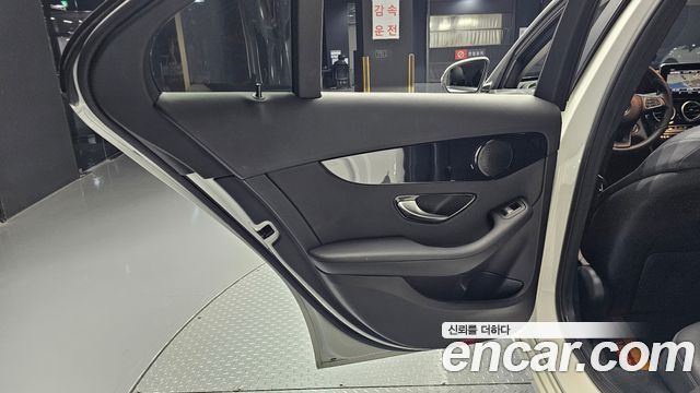 Mercedes-Benz C-Class 2018 — photo 15