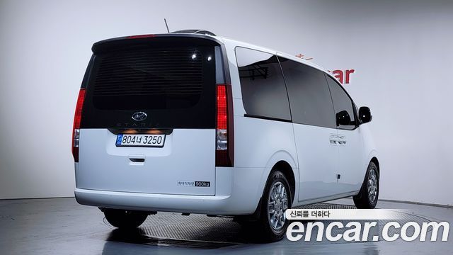 Hyundai Staria 2023 — photo 2
