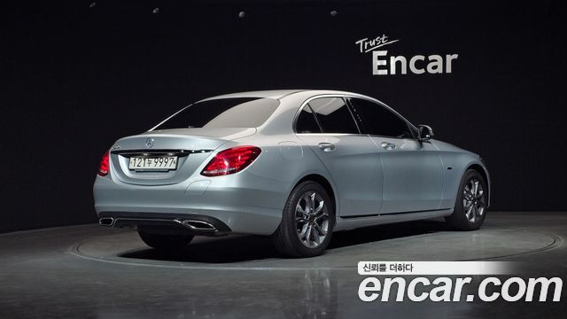 Mercedes-Benz C-Class 2018 — photo 2