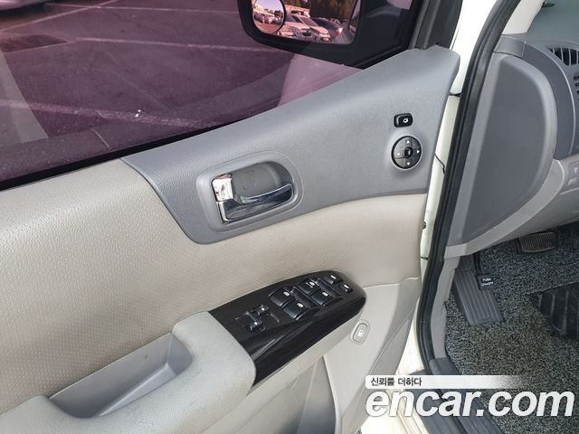 Kia Canival 2011 — photo 9