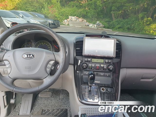 Kia Canival 2011 — photo 18