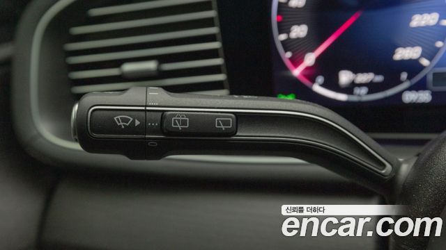 Mercedes-Benz GLE-Class 2025 — photo 18