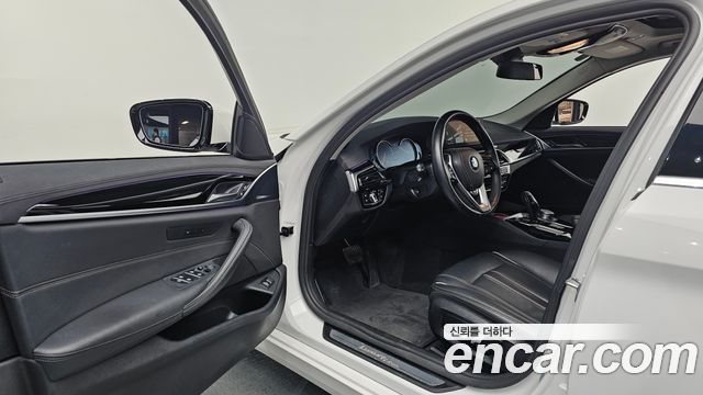 BMW 5-Series 2018 — photo 13