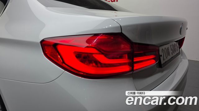 BMW 5-Series 2018 — photo 9