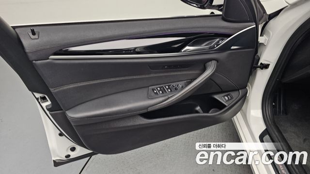 BMW 5-Series 2018 — photo 14