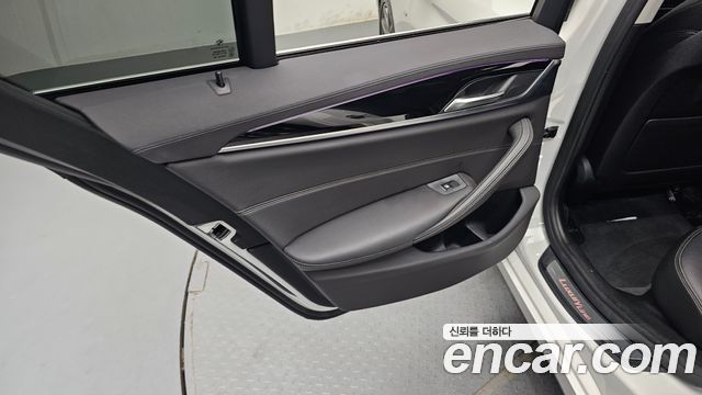 BMW 5-Series 2018 — photo 15