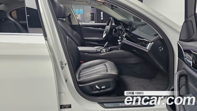 BMW 5-Series 2018 — photo 16
