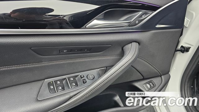 BMW 5-Series 2018 — photo 30