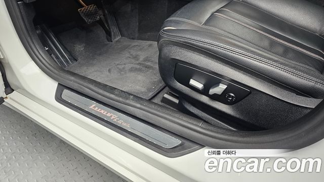 BMW 5-Series 2018 — photo 31