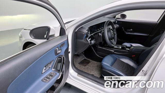 Mercedes-Benz A-Class 2019 — photo 13
