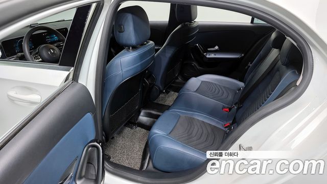 Mercedes-Benz A-Class 2019 — photo 18