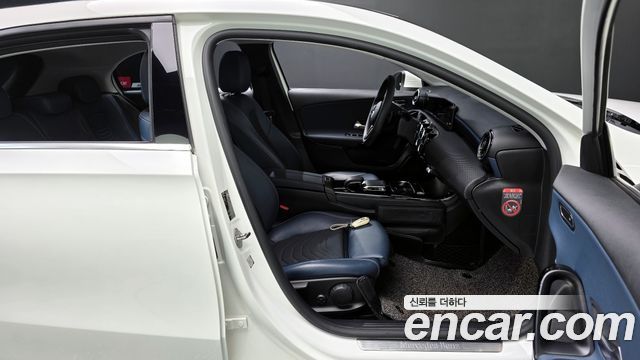 Mercedes-Benz A-Class 2019 — photo 16