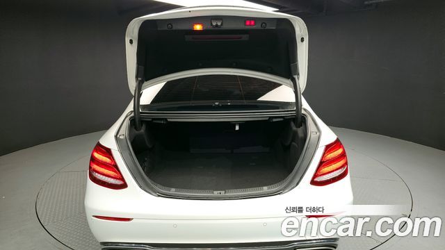 Mercedes-Benz E-Class 2019 — photo 20
