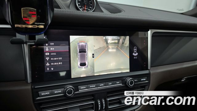 Porsche Macan 2021 — photo 20