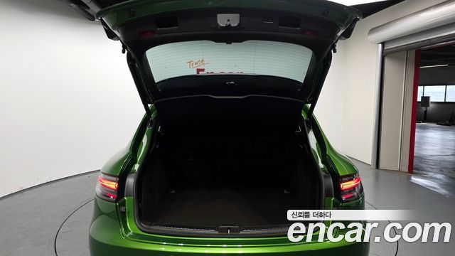 Porsche Macan 2021 — photo 26