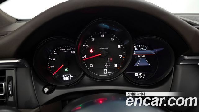 Porsche Macan 2021 — photo 28