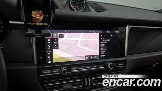Porsche Macan 2021 — photo 30