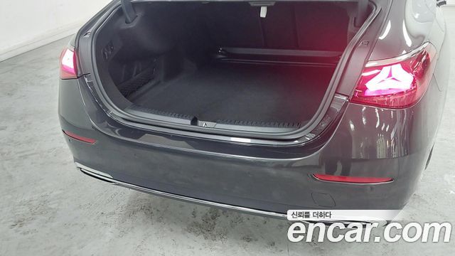 Mercedes-Benz E-Class 2025 — photo 11
