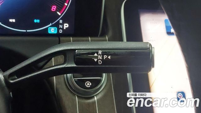 Mercedes-Benz E-Class 2025 — photo 19