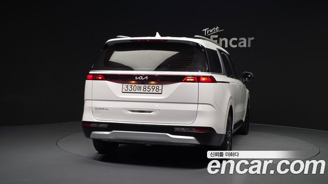 Kia Canival 2023 — photo 4