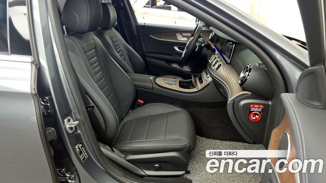 Mercedes-Benz E-Class 2021 — photo 17