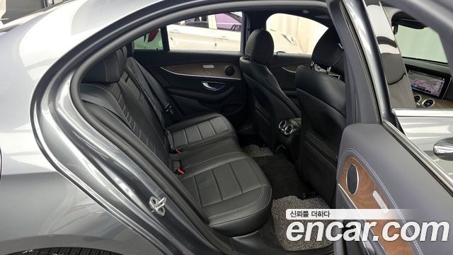 Mercedes-Benz E-Class 2021 — photo 18