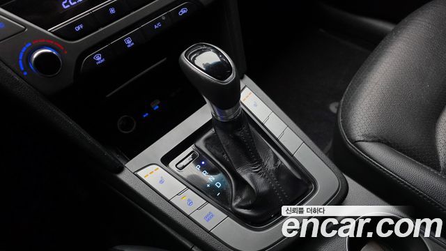 Hyundai AVANTE 2016 — photo 12
