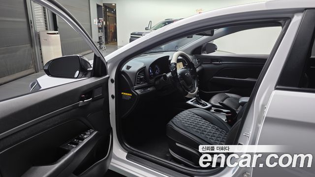 Hyundai AVANTE 2016 — photo 13