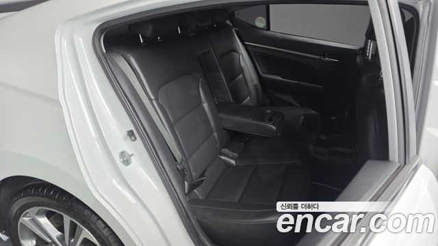 Hyundai AVANTE 2016 — photo 16