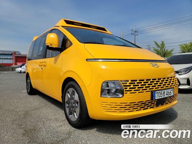 Hyundai Staria 2025 — photo 2