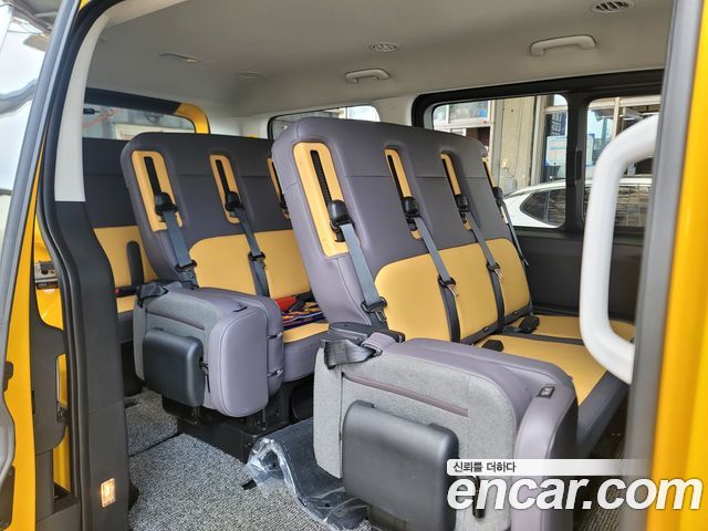 Hyundai Staria 2025 — photo 10