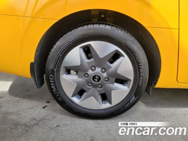 Hyundai Staria 2025 — photo 13