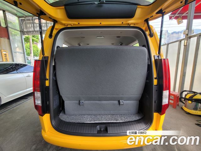 Hyundai Staria 2025 — photo 17